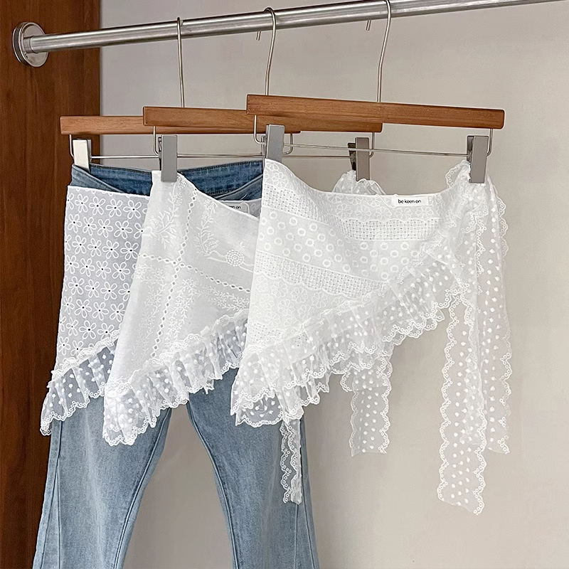Embroidery Class - 1 piece of white lace triangular