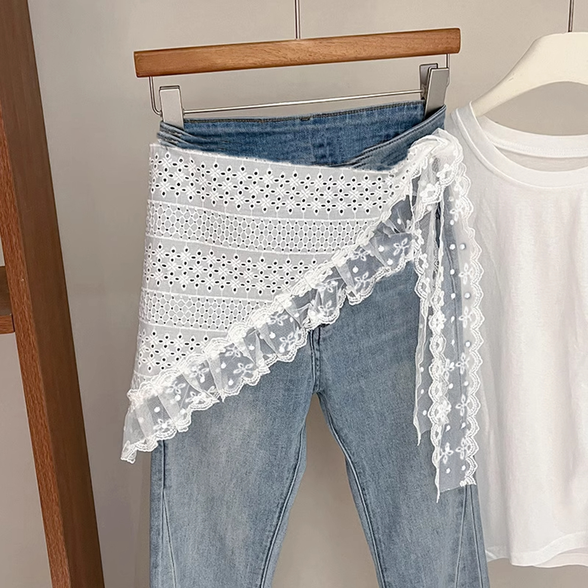 1 piece of white lace triangul - Embroidery Class review and price