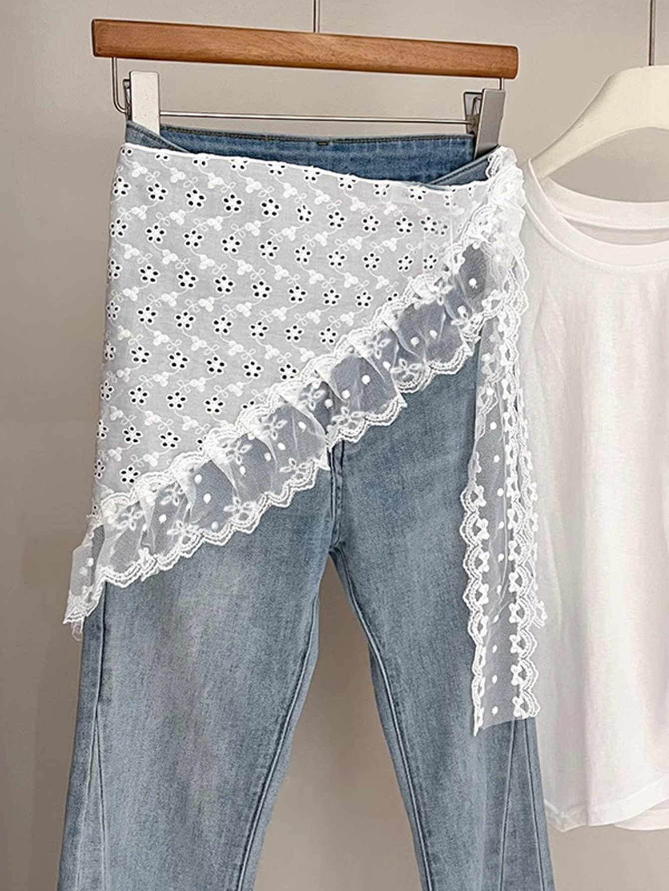 1 piece of white lace triangul - Embroidery Class review and price